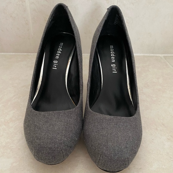 Madden Girl Shoes | GETTA Pumps | Color: Gray Fabric | Size 7.5 - Picture 3 of 4